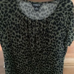 Liz Claiborne green and black scoop neck tee in cool summer fabric Size Medium